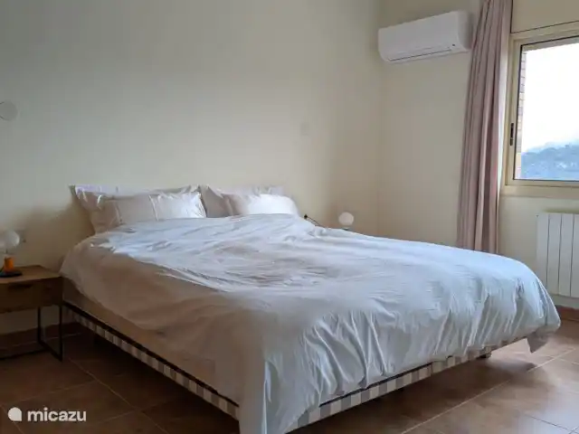 villa huren in Spanje, Costa Brava, Sant Feliu de Guíxols – Villa Casanova  Kingsize bed in master bedroom met airco en privé badkamer