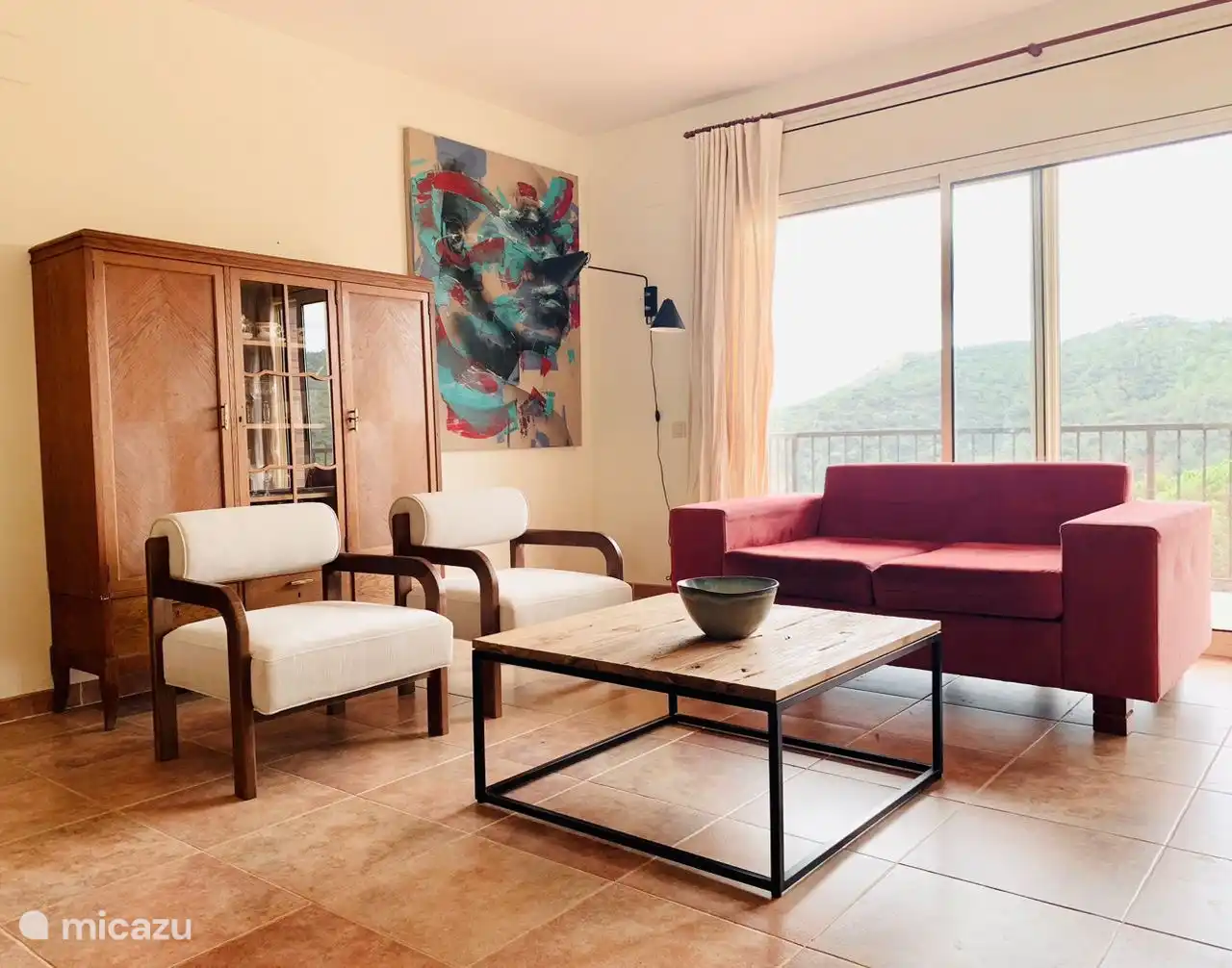 Wohnzimmer mit Blick auf die Berge und das Meer