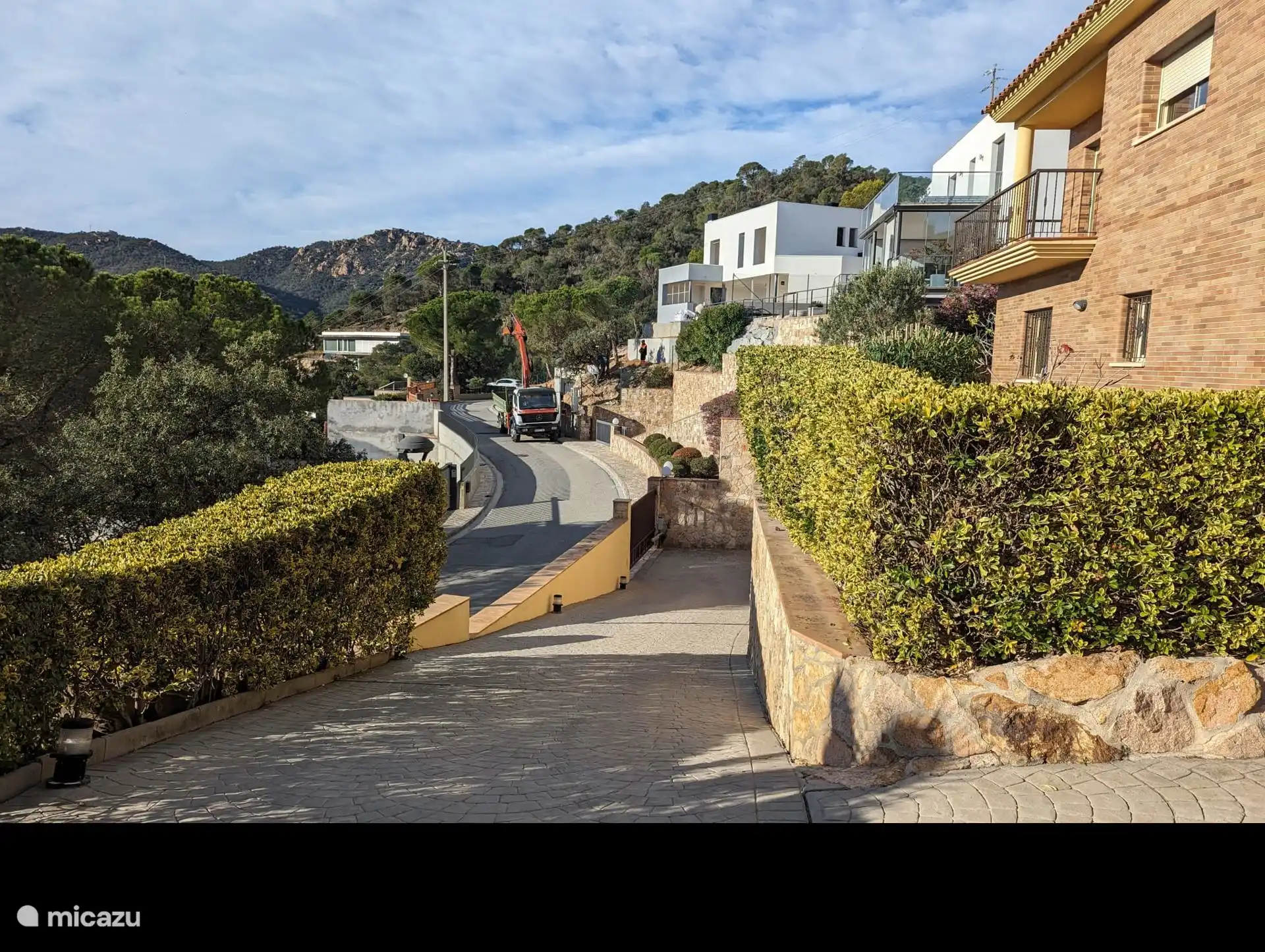 Private Zufahrt zur überdachten Garage