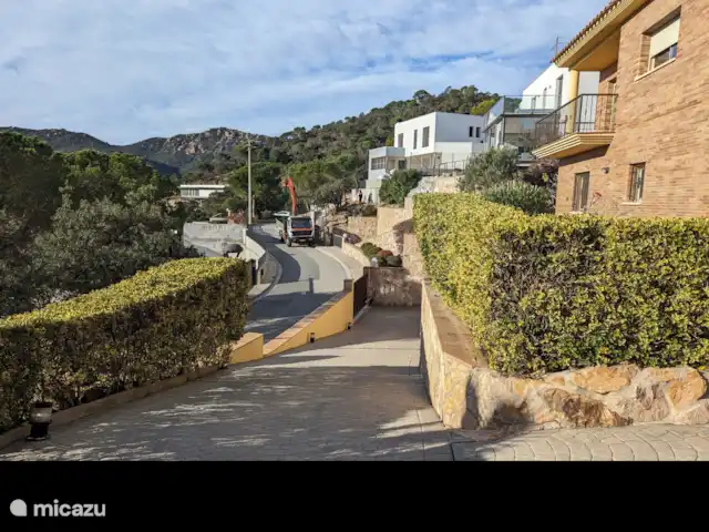 villa huren in Spanje, Costa Brava, Sant Feliu de Guíxols – Villa Casanova  Privé oprit naar overdekte garage