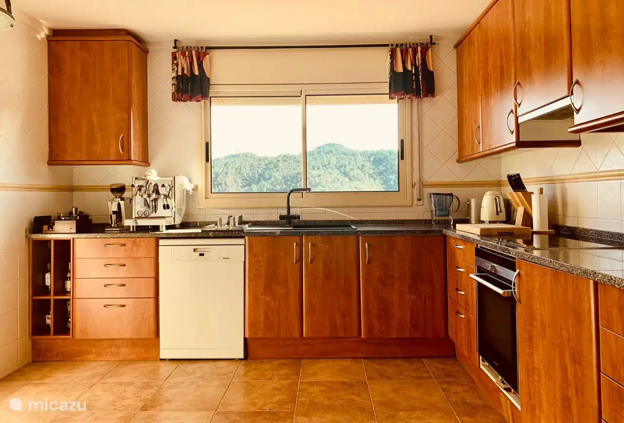 Sehr geräumige Küche mit schöner Aussicht 