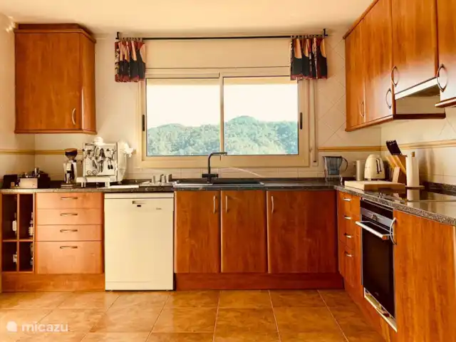 villa huren in Spanje, Costa Brava, Sant Feliu de Guíxols – Villa Casanova  Zeer ruime keuken met mooi uitzicht