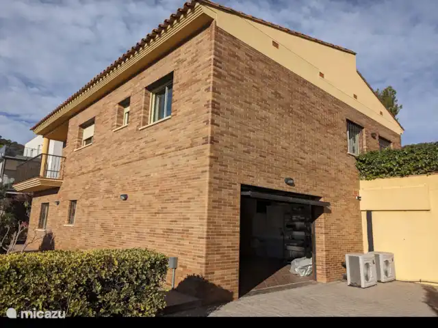 villa huren in Spanje, Costa Brava, Sant Feliu de Guíxols – Villa Casanova  Inpandige garage met toegang tot de woning