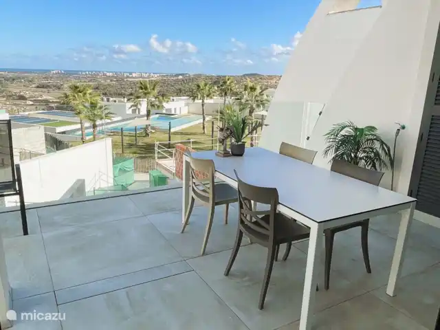 Casa Vista Mar piscine privée et ascenseur | Espagne, Costa Blanca, Rojales - appartement Terrasse du salon avec vue sur le complexe et la mer au loin
