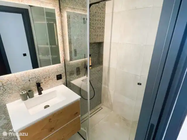 Casa Vista Mar piscine privée et ascenseur | Espagne, Costa Blanca, Rojales - appartement 2ème salle de bain moderne, avec éclairage LED. douche spacieuse, lavabo et toilettes