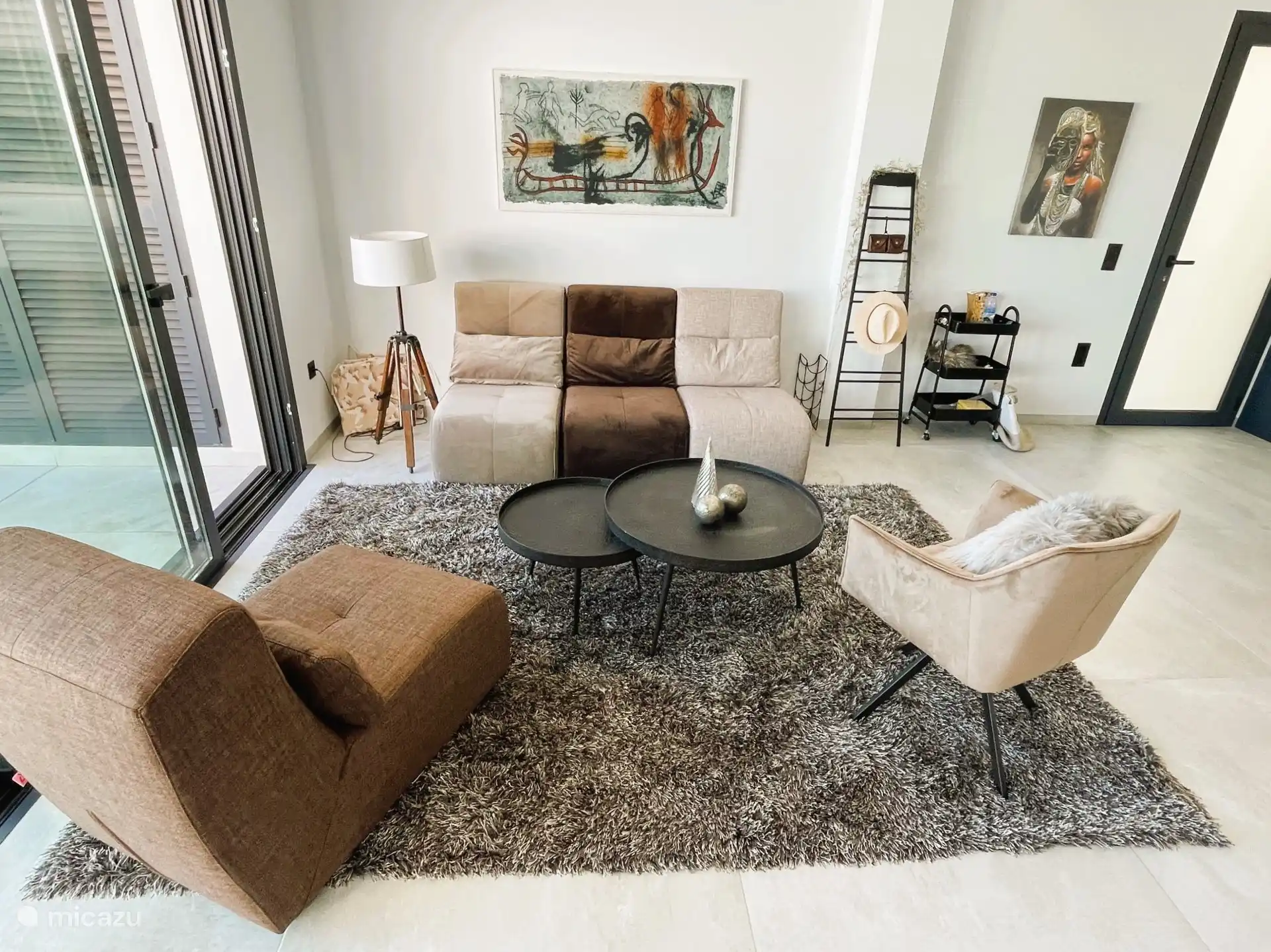 Tastefully decorated living room with stylish brown/beige details