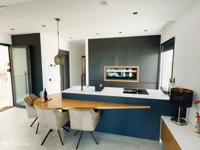 Casa Vista Mar piscine privée et ascenseur | Espagne, Costa Blanca, Rojales - appartement Cuisine de luxe avec éclairage LED, grand réfrigérateur et congélateur, équipement de cuisine