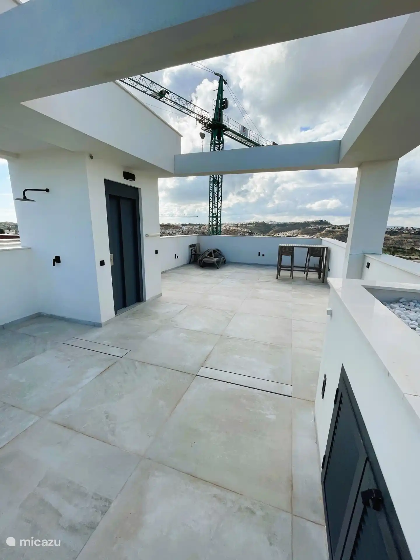 The large roof terrace (60m2) is completely private for our tenants. The elevator opens into the living room, you don't walk a step on your holiday :)