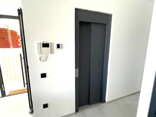 Casa Vista Mar piscine privée et ascenseur | Espagne, Costa Blanca, Rojales - appartement Ascenseur privé qui s’ouvre depuis le rez-de-chaussée sur le salon au 1er étage et sur le toit-terrasse au 2ème étage