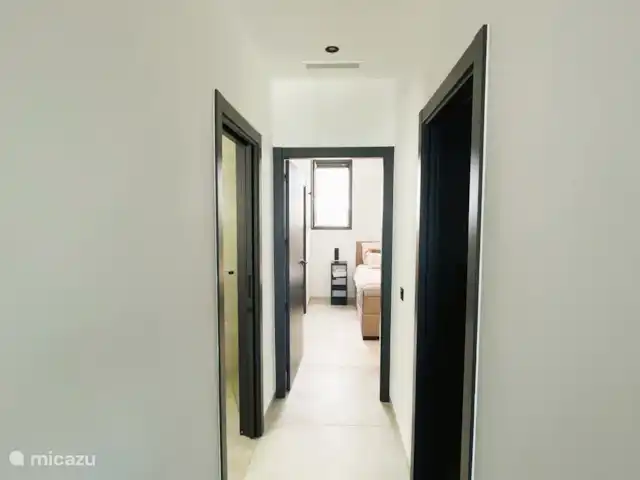 Casa Vista Mar piscine privée et ascenseur | Espagne, Costa Blanca, Rojales - appartement Le couloir avec une chambre à droite, une salle de bain à gauche et la chambre avec salle de bains privative à l’arrière avec une salle de bain privée