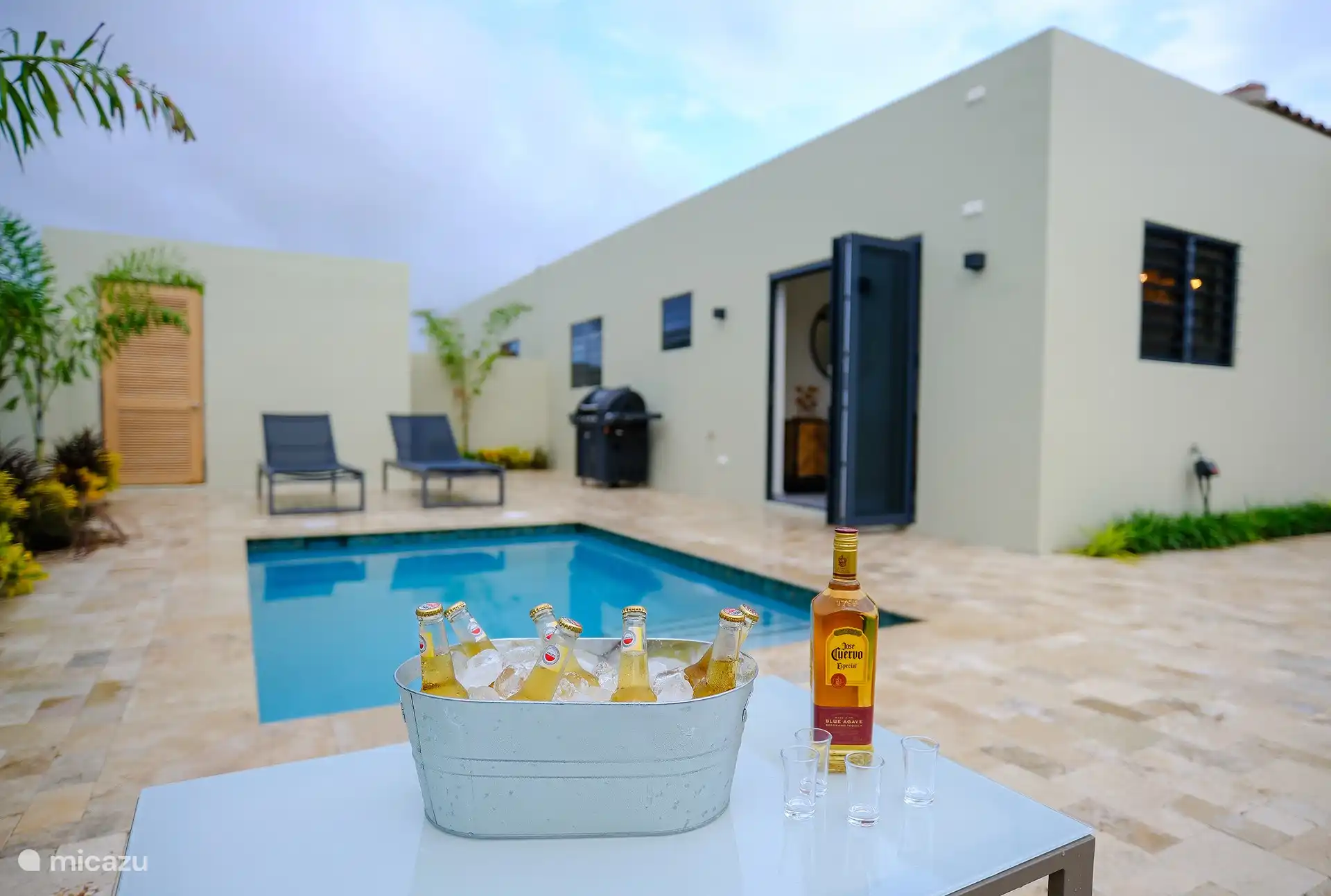 Piscine privée atmosphérique / confortable avec chaises longues, canapé-salon et barbecue. La buanderie est également à l’extérieur ici.