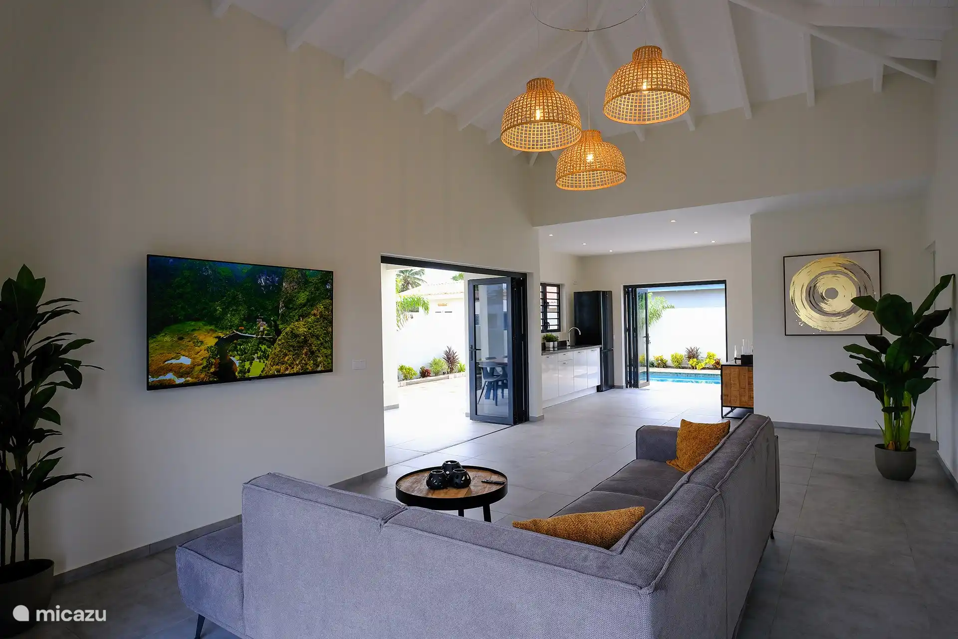 Salon moderne joliment décoré avec canapé d’angle spacieux avec grande télévision avec abonnement Netflix. Portes-fenêtres par lesquelles le vent frais souffle constamment à travers la maison. La climatisation est également disponible ici