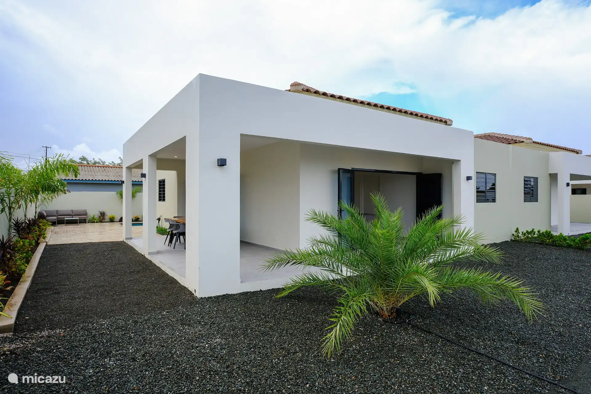 Maison moderne avec beau jardin