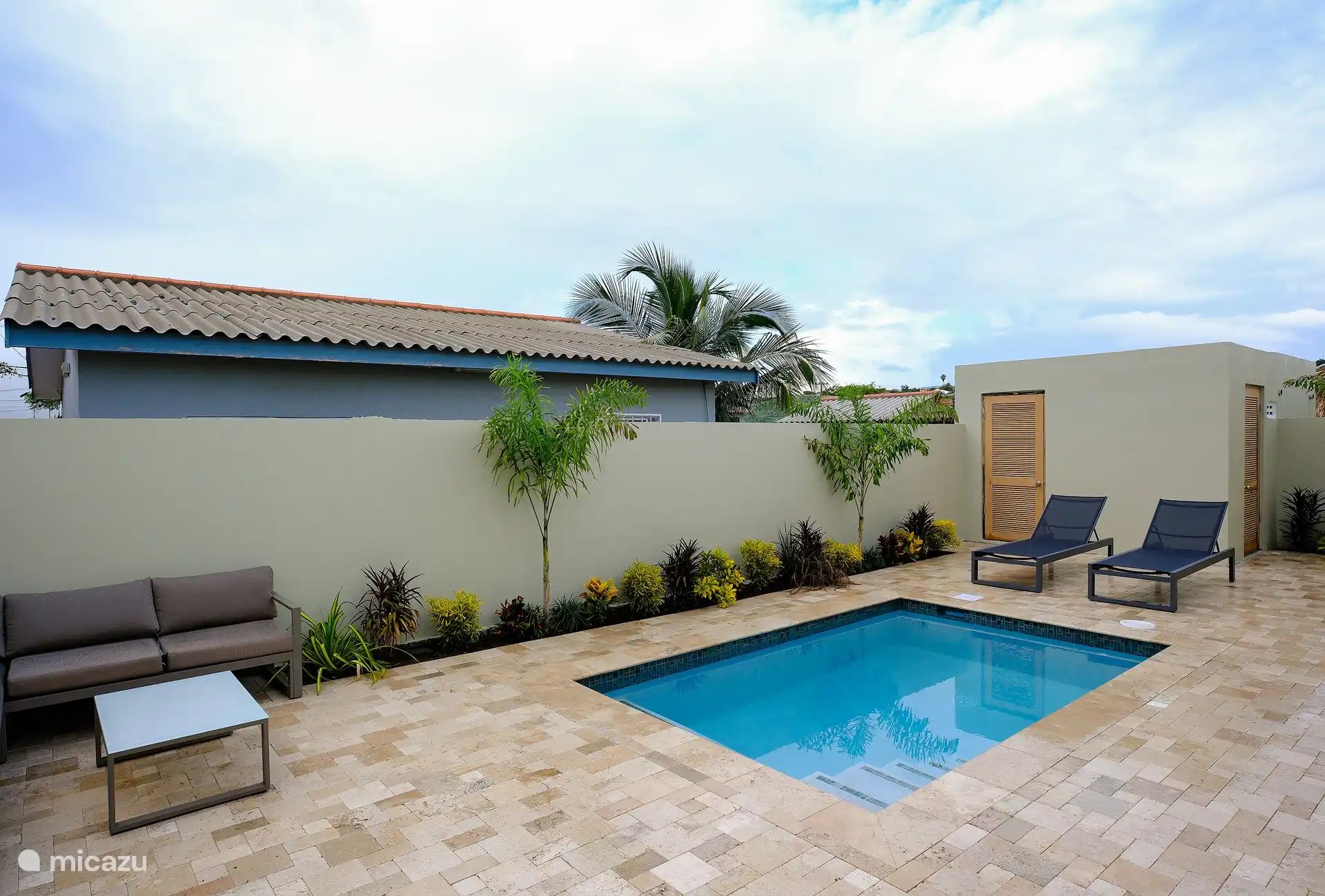 Piscine privée atmosphérique / confortable avec chaises longues, canapé-salon et barbecue. La buanderie est également à l’extérieur ici.