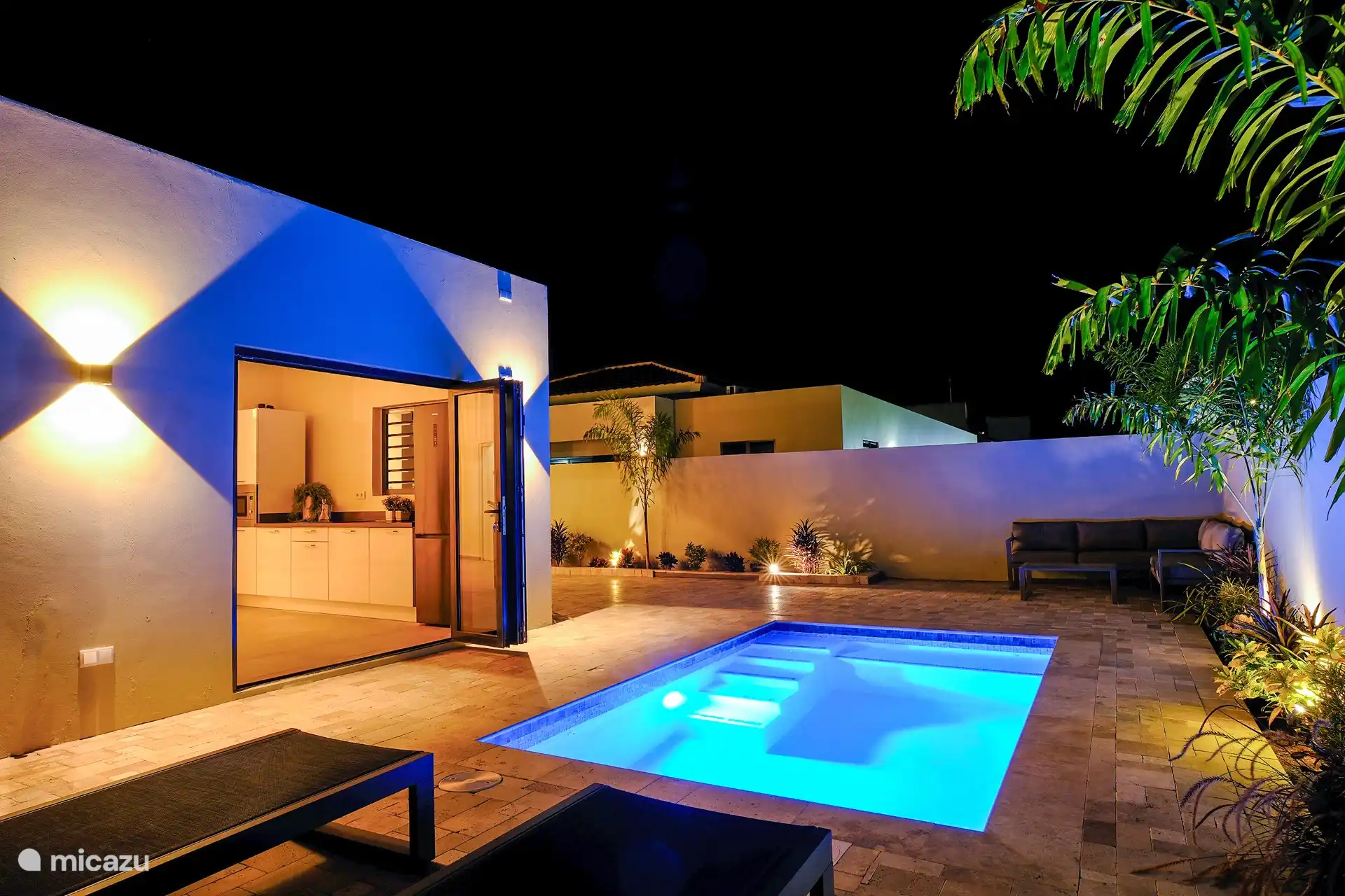 Piscine privée atmosphérique / confortable avec chaises longues, canapé-salon et barbecue. La buanderie est également à l’extérieur ici.