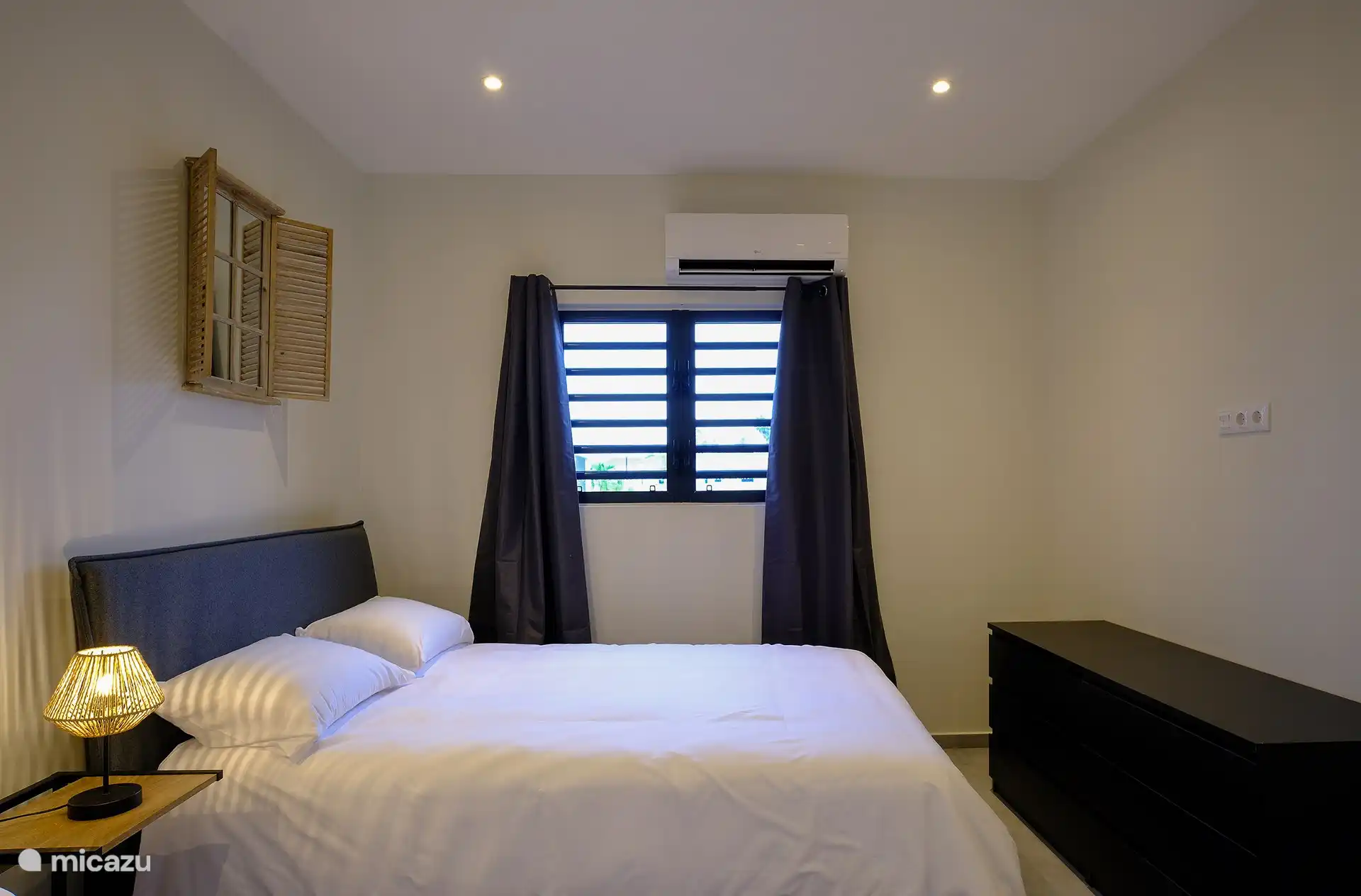 Chambre #2 avec deux lits doubles (4 personnes) avec climatisation et grande commode. Grand miroir, table à repasser/fer à repasser et sèche-cheveux également fournis