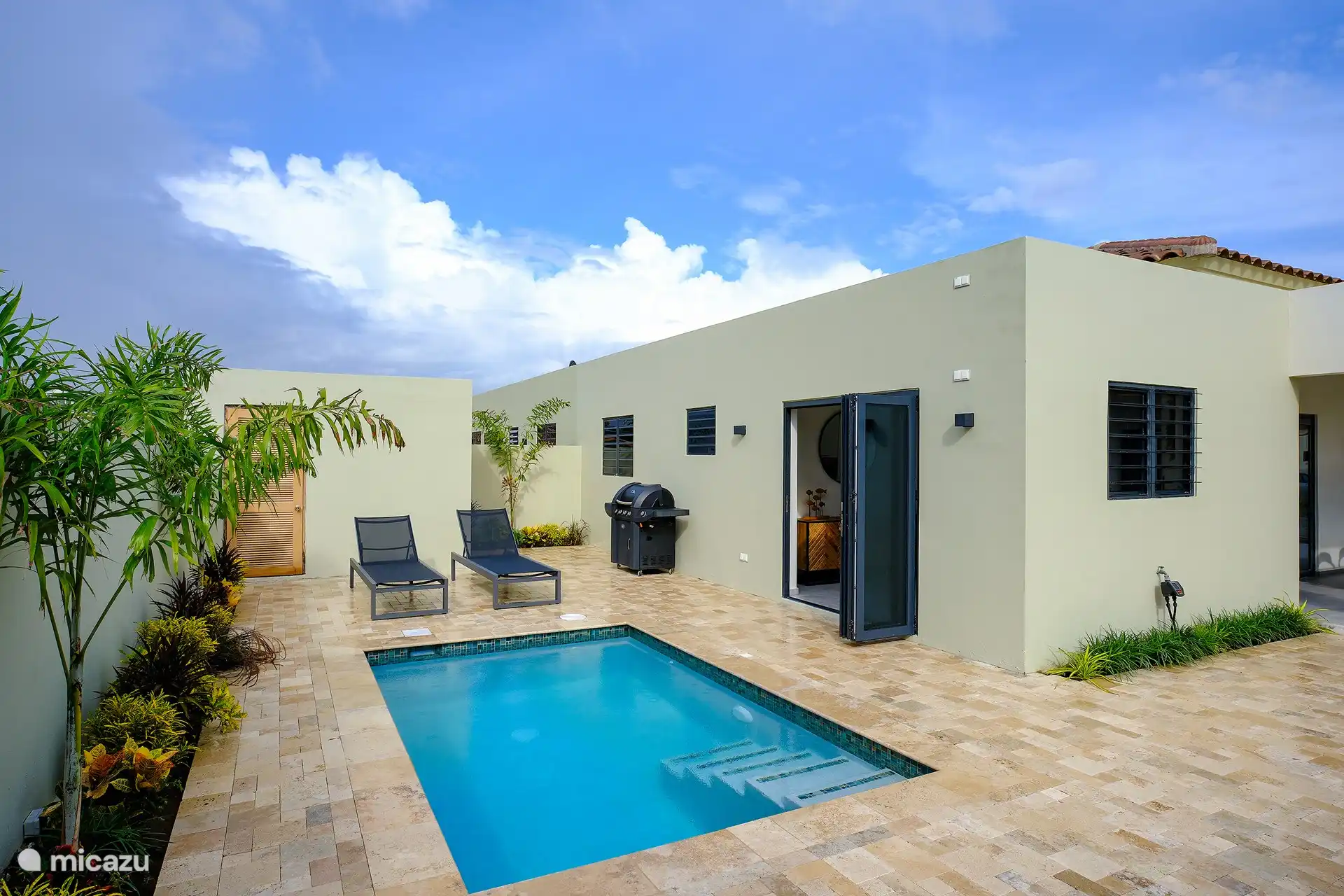 Piscine privée atmosphérique / confortable avec chaises longues, canapé-salon et barbecue. La buanderie est également à l’extérieur ici.