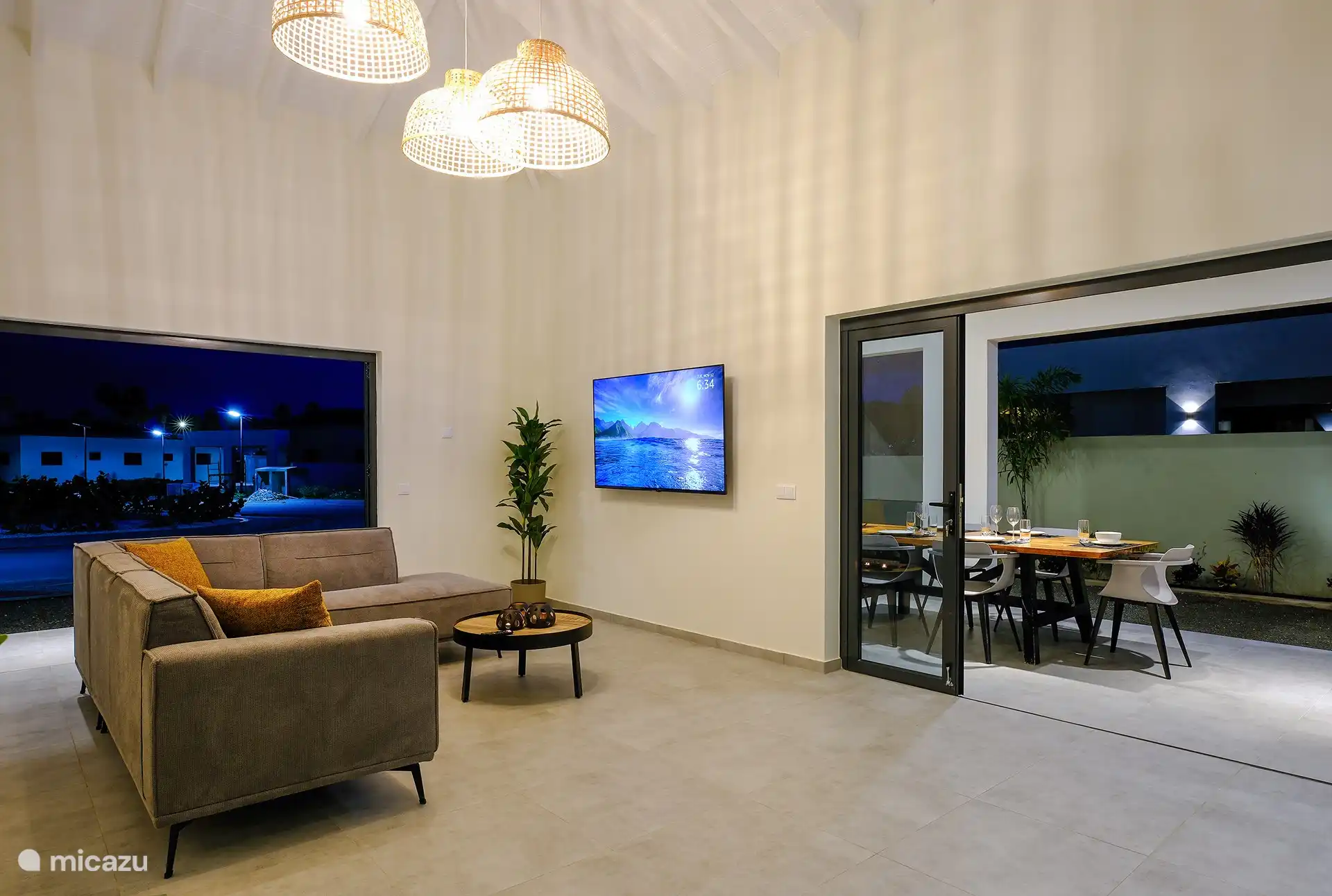 Salon moderne joliment décoré avec canapé d’angle spacieux avec grande télévision avec abonnement Netflix. Portes-fenêtres par lesquelles le vent frais souffle constamment à travers la maison. La climatisation est également disponible ici