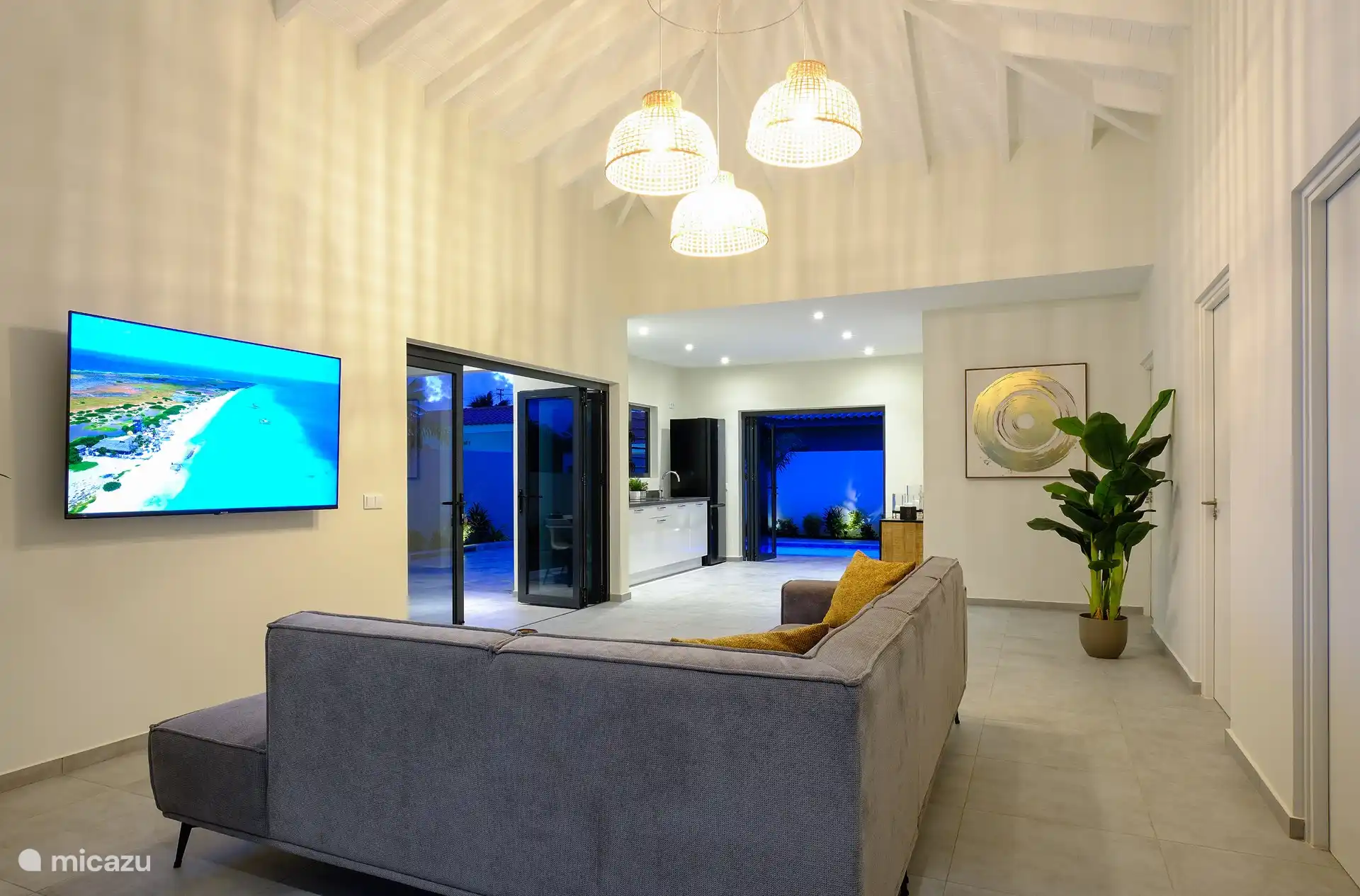 Salon moderne joliment décoré avec canapé d’angle spacieux avec grande télévision avec abonnement Netflix. Portes-fenêtres par lesquelles le vent frais souffle constamment à travers la maison. La climatisation est également disponible ici