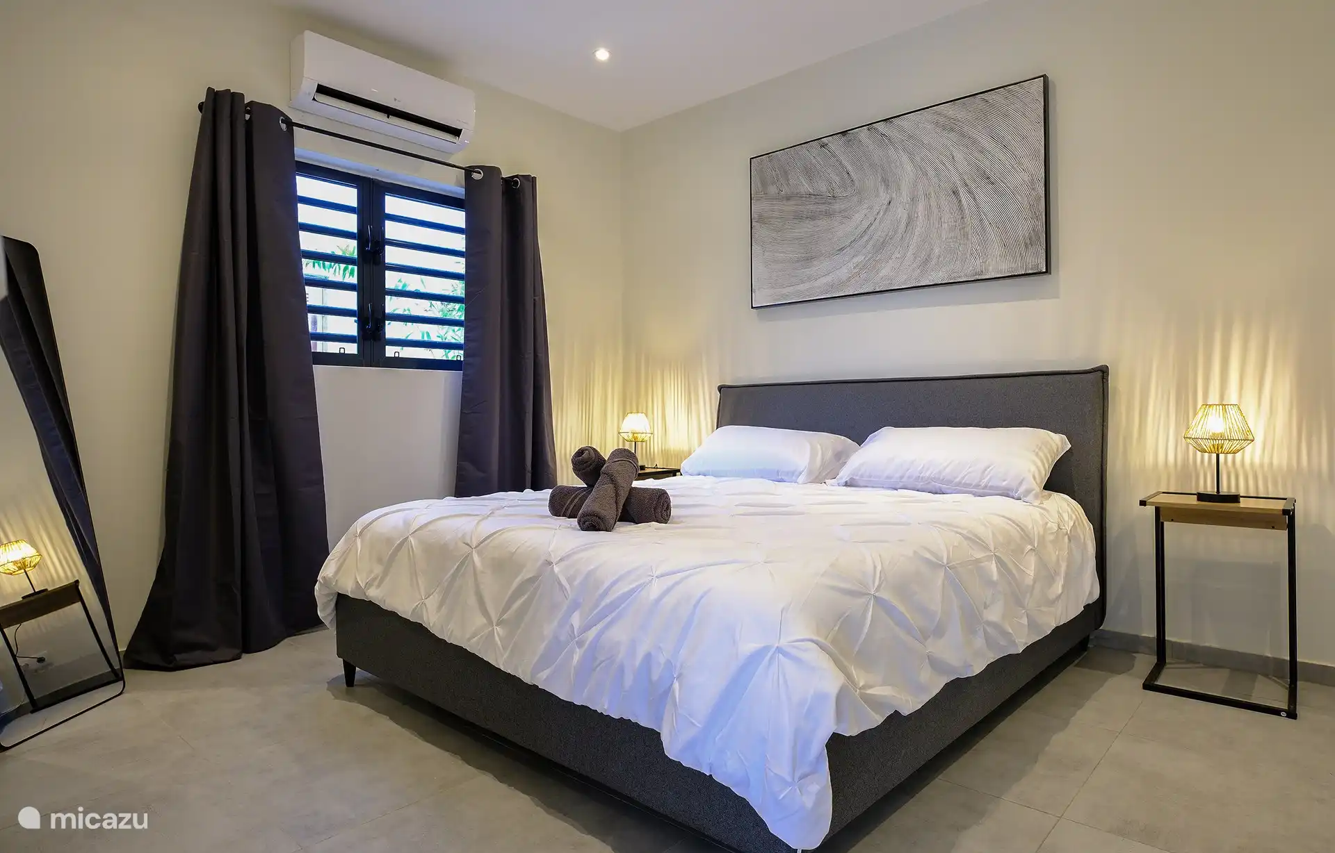 Chambre principale avec lit King size avec climatisation et grande armoire. Grand miroir, table à repasser/fer à repasser et sèche-cheveux également fournis