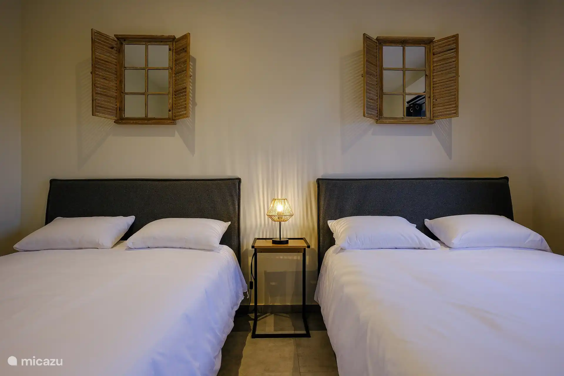 Chambre #2 avec deux lits doubles (4 personnes) avec climatisation et grande commode. Grand miroir, table à repasser/fer à repasser et sèche-cheveux également fournis