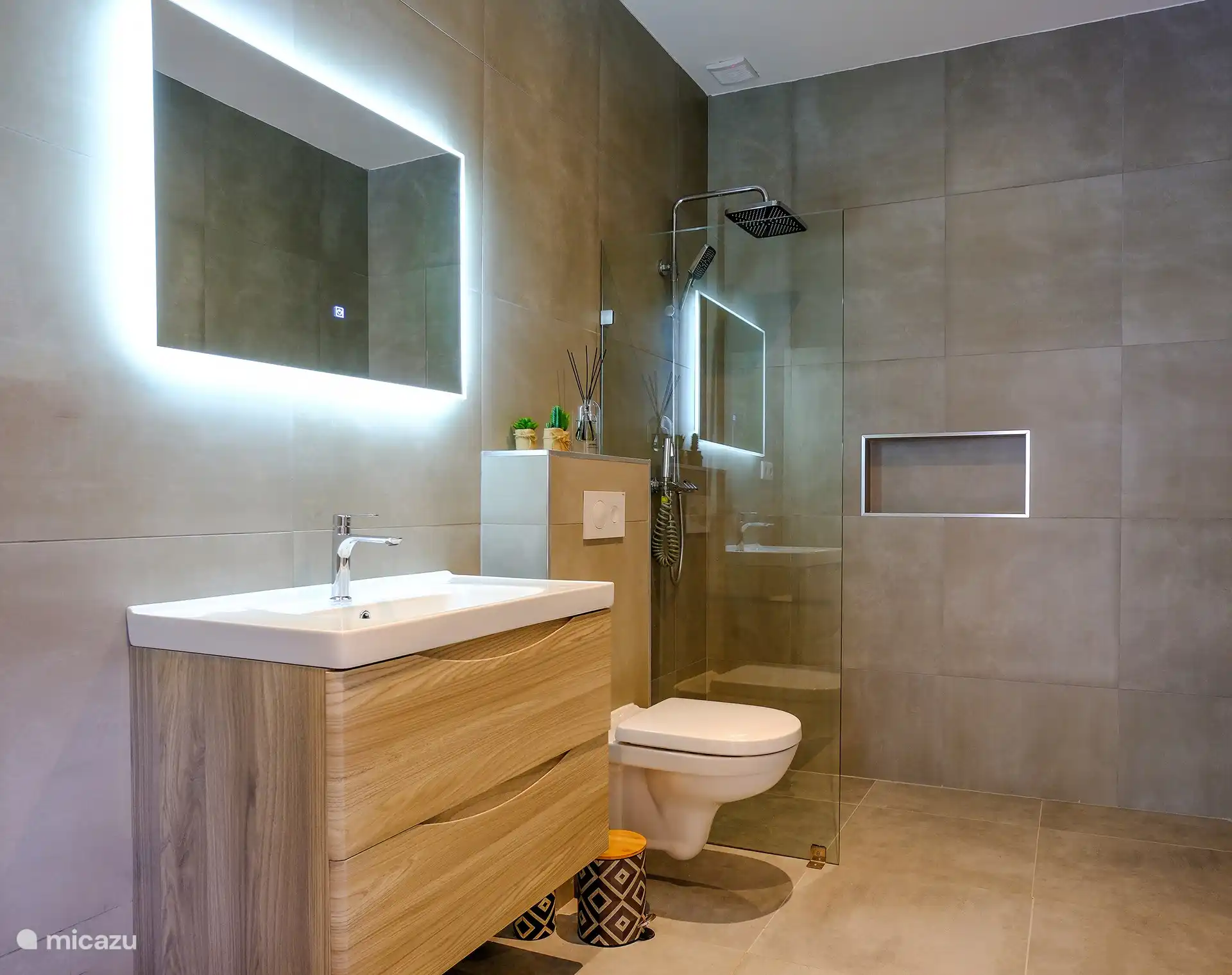 Salle de bain moderne #2 avec eau chaude avec auvent/douchette