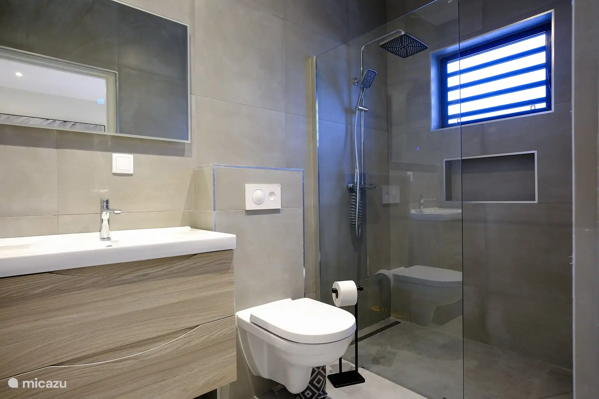 Chambre principale moderne avec eau chaude avec auvent/douchette