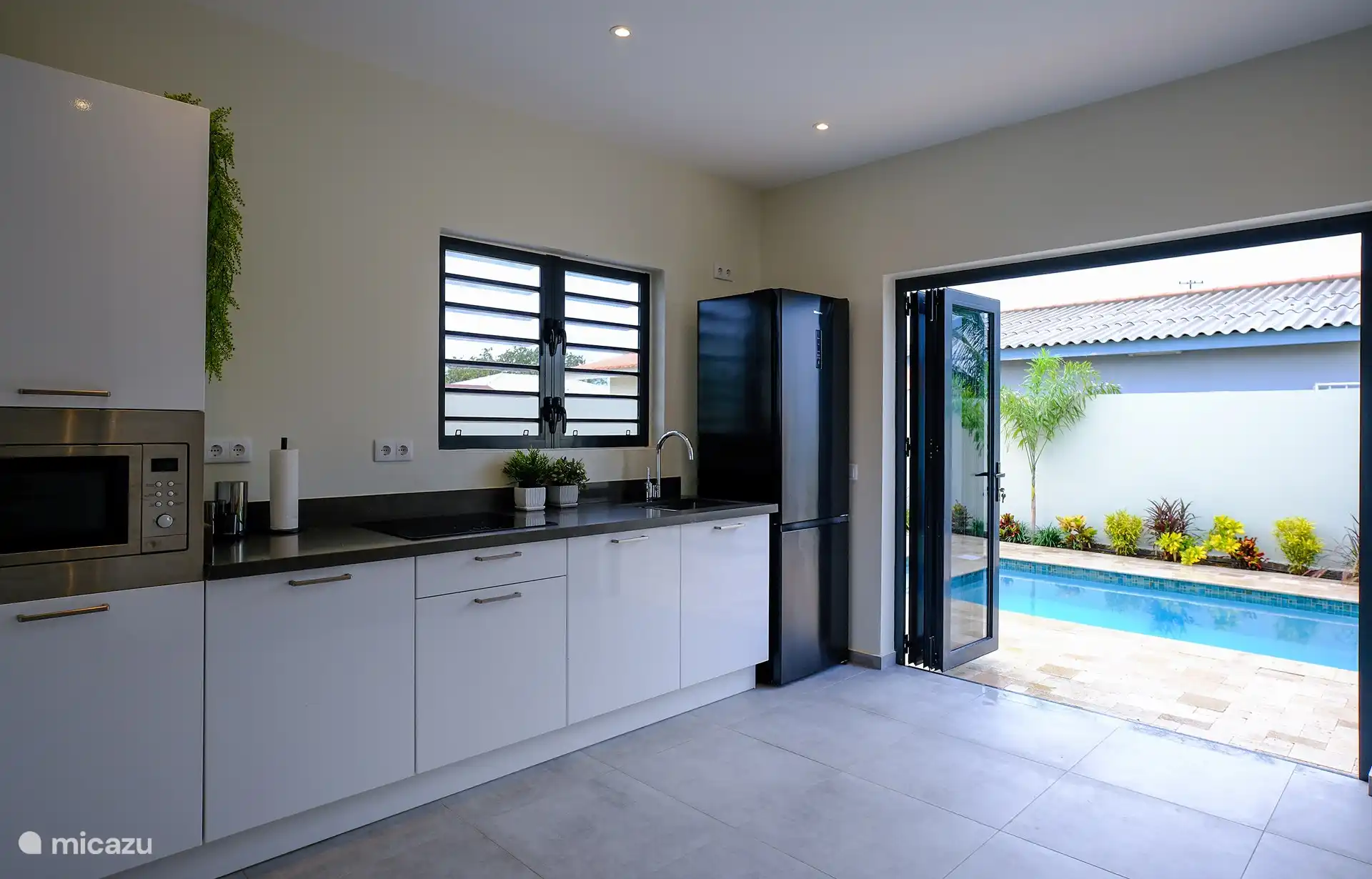 Cuisine entièrement équipée avec plaque à induction, machine combinée / four, réfrigérateur et lave-vaisselle