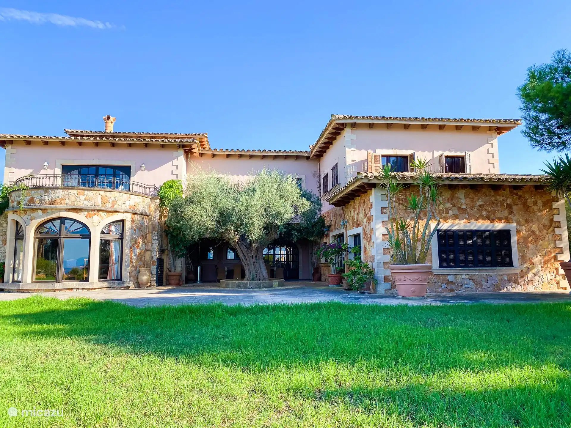 Rückansicht (hinten) mit Blick über die gesamte Insel bis hin zur Bucht von Palma und der Sierra Tramuntana.