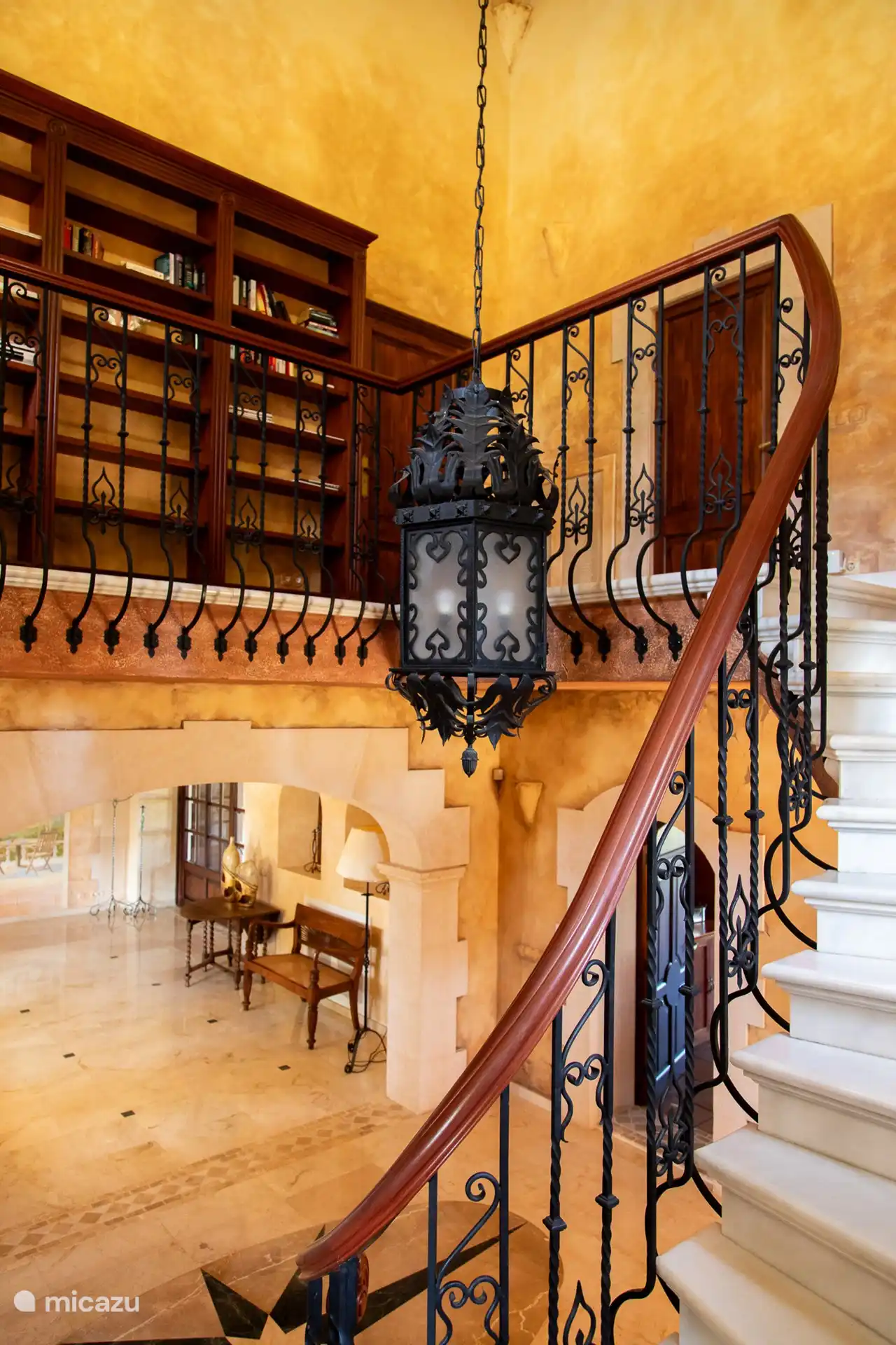 Treppe zum Stockwerk.