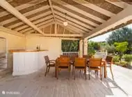 Poolhaus mit Esstisch.