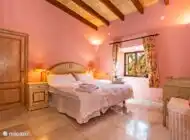 Rosafarbenes Schlafzimmer.