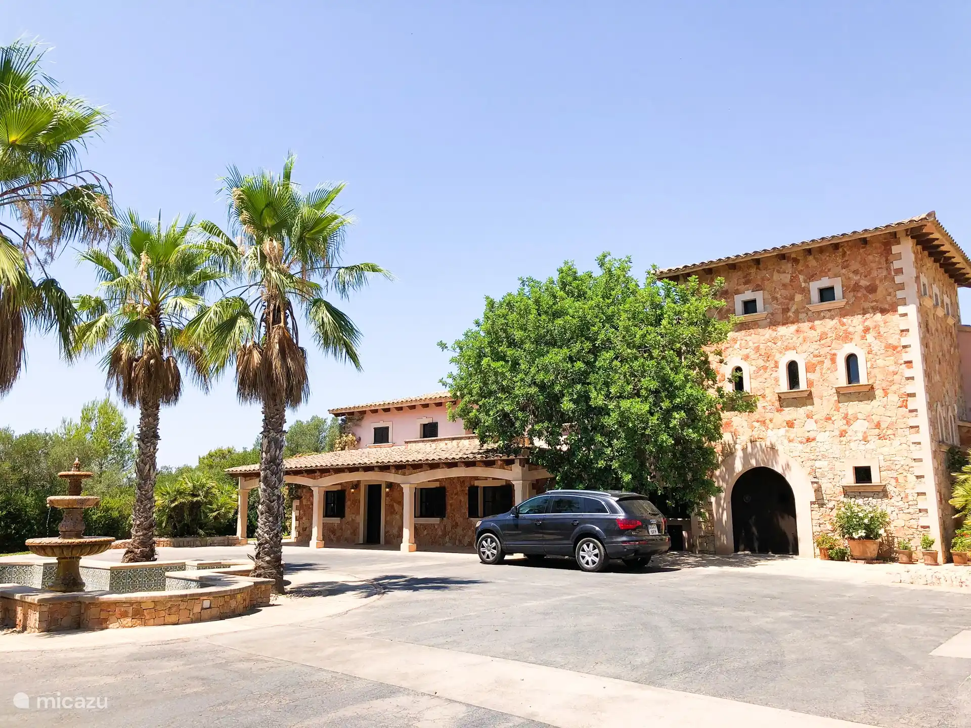 Vorderansicht mit Eingang und Brunnen.