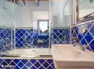 Blaues Badezimmer für Treppenhaus Schlafzimmer 1 und 2.