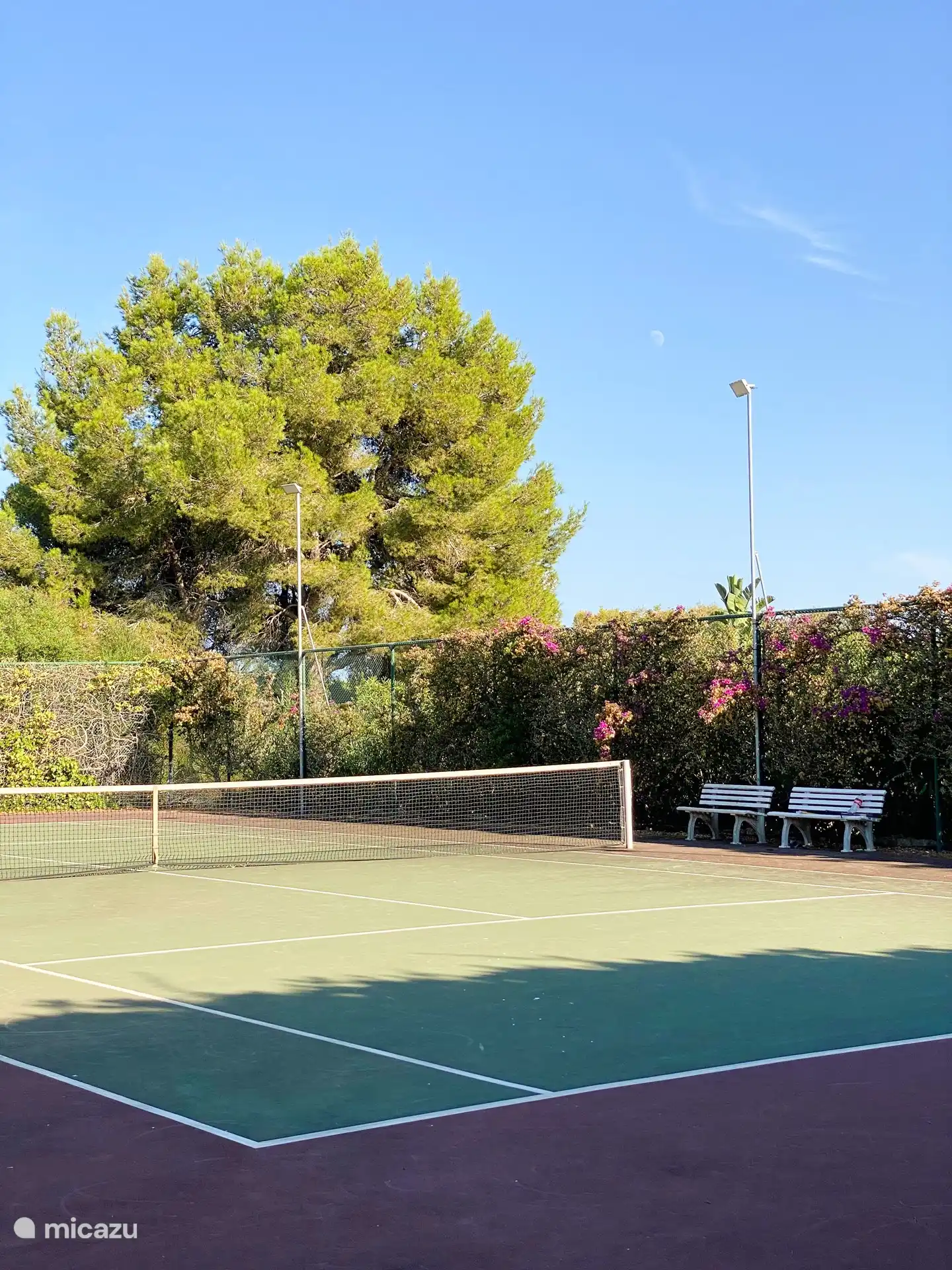 Tennisplatz mit Beleuchtung.