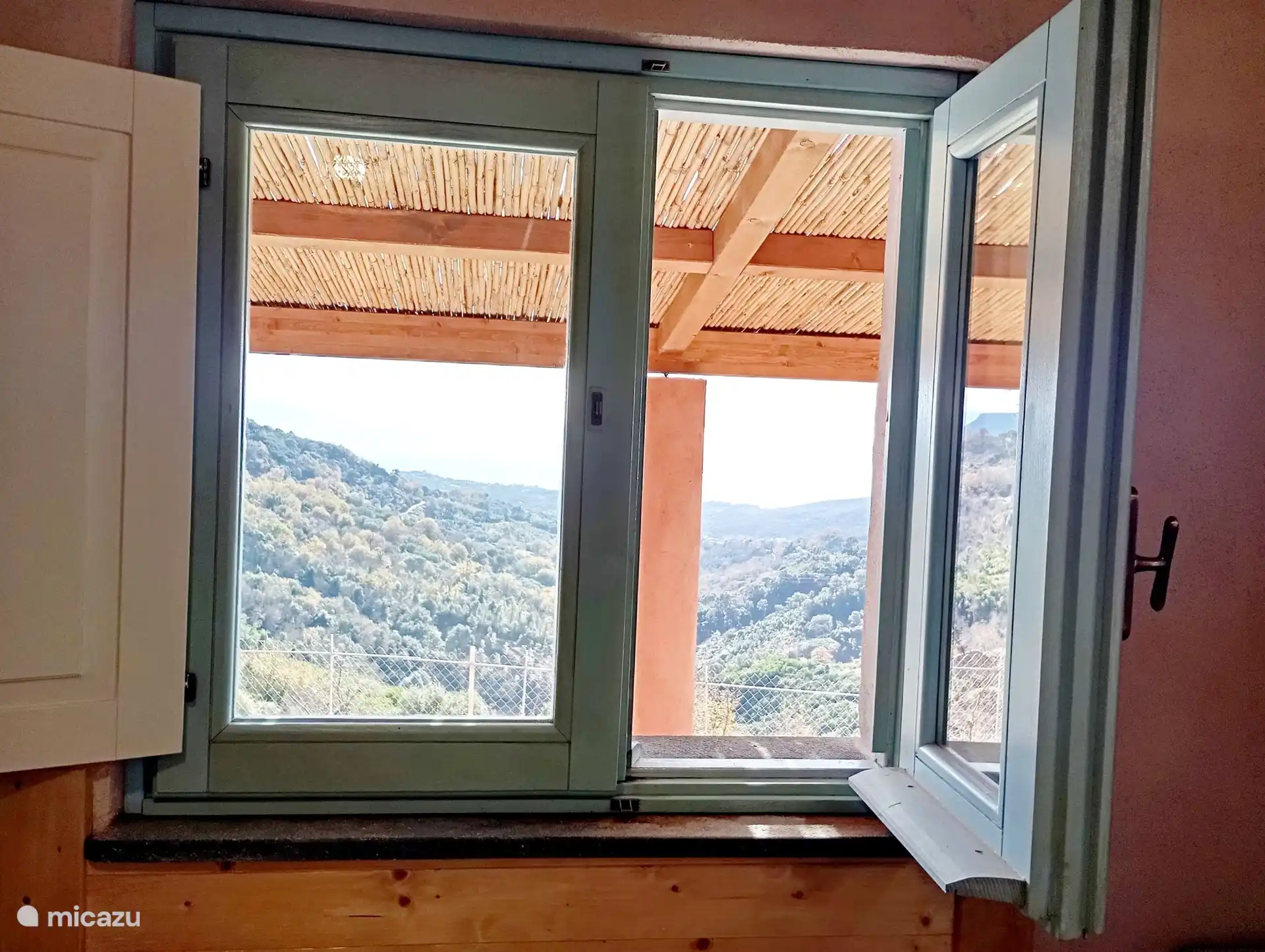 Wohnzimmer mit Küche mit Meerblick