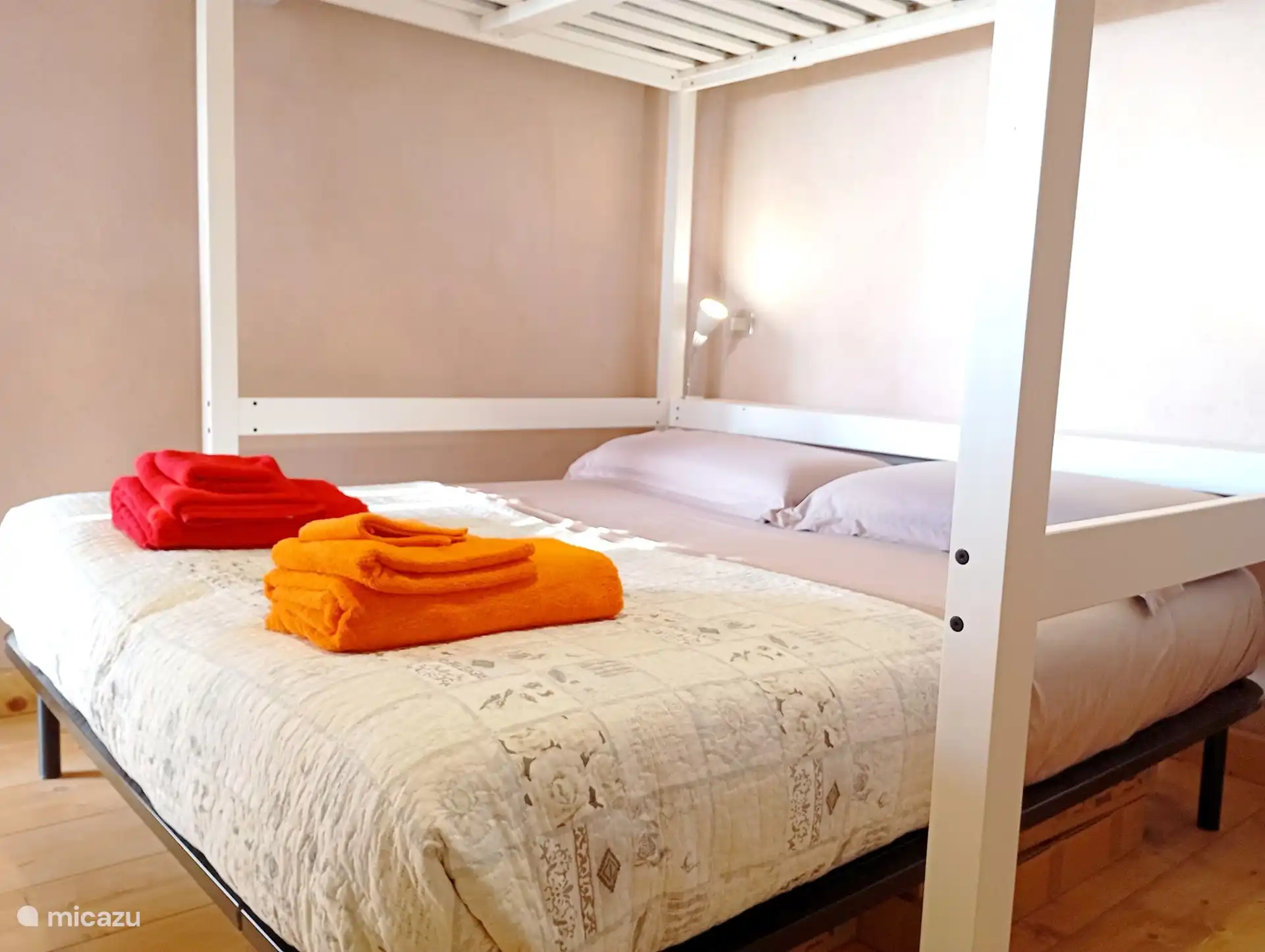 Schlafzimmer für bis zu 4 Personen mit Holzstruktur und Meerblick