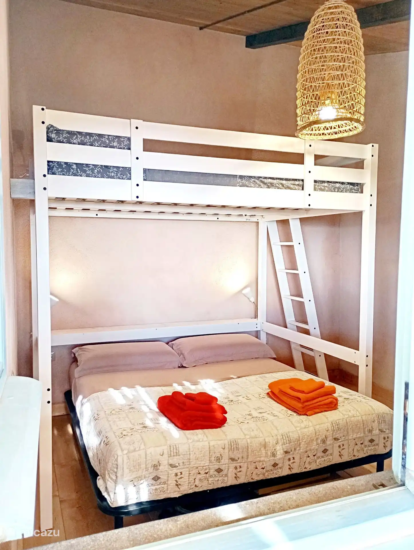 Schlafzimmer für bis zu 4 Personen mit Holzstruktur und Meerblick