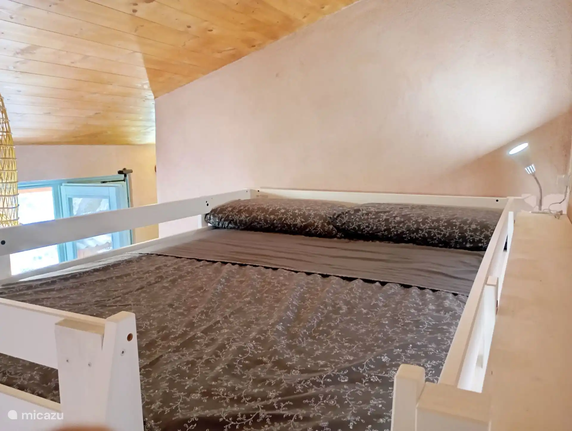 Schlafzimmer für bis zu 4 Personen mit Holzstruktur und Meerblick