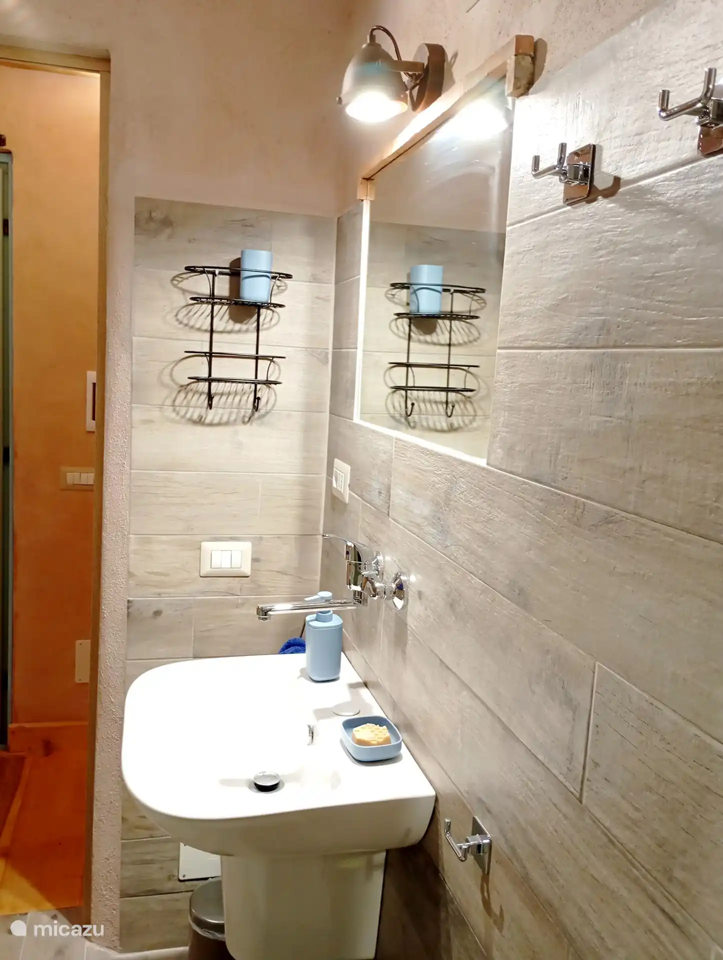 Komplettes Badezimmer, fein eingerichtet mit großer Duschkabine