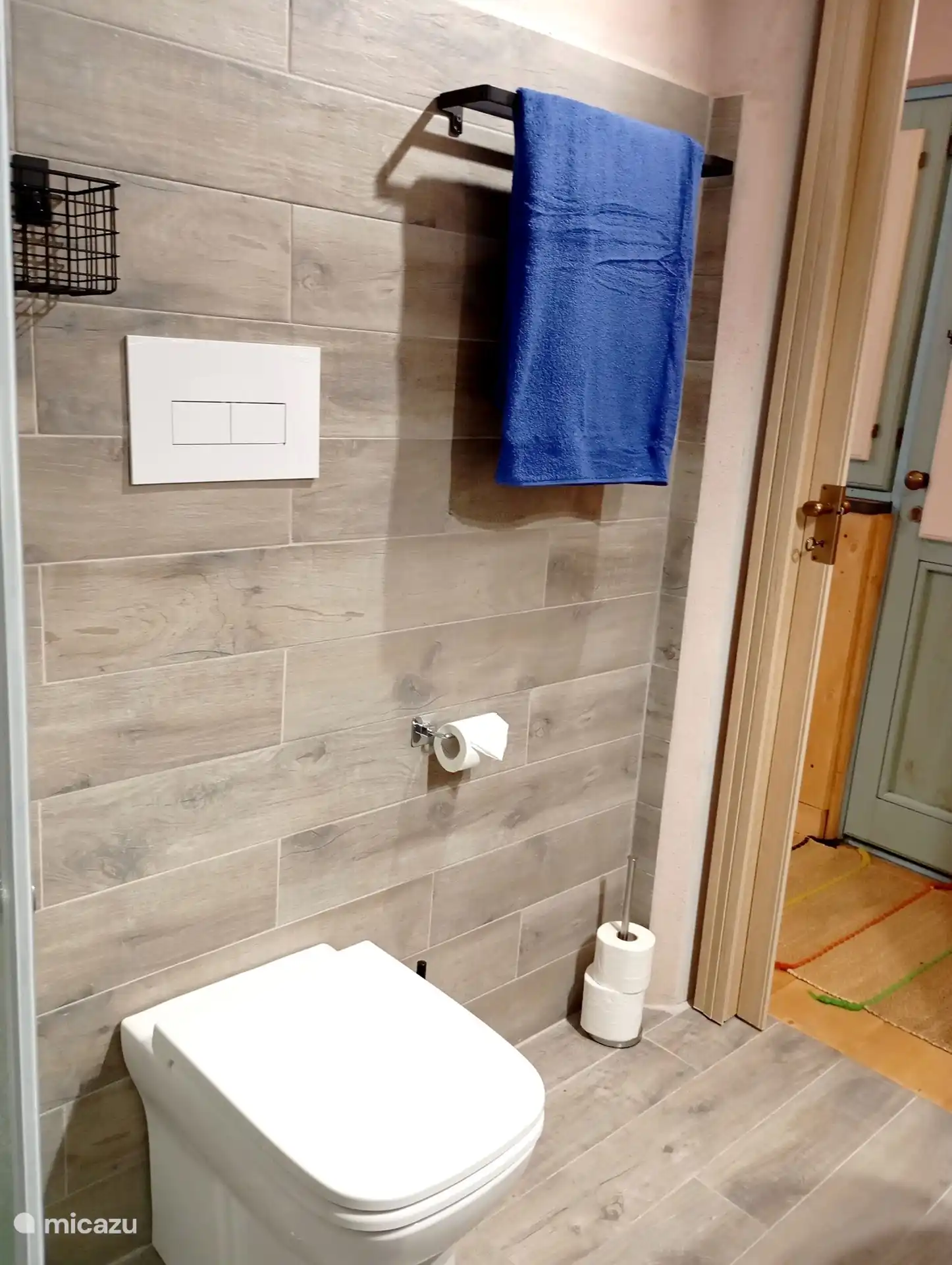 Komplettes Badezimmer, fein eingerichtet mit großer Duschkabine