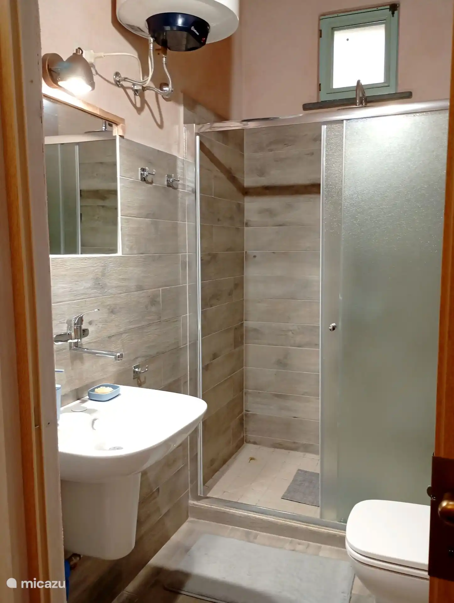 Komplettes Badezimmer, fein eingerichtet mit großer Duschkabine