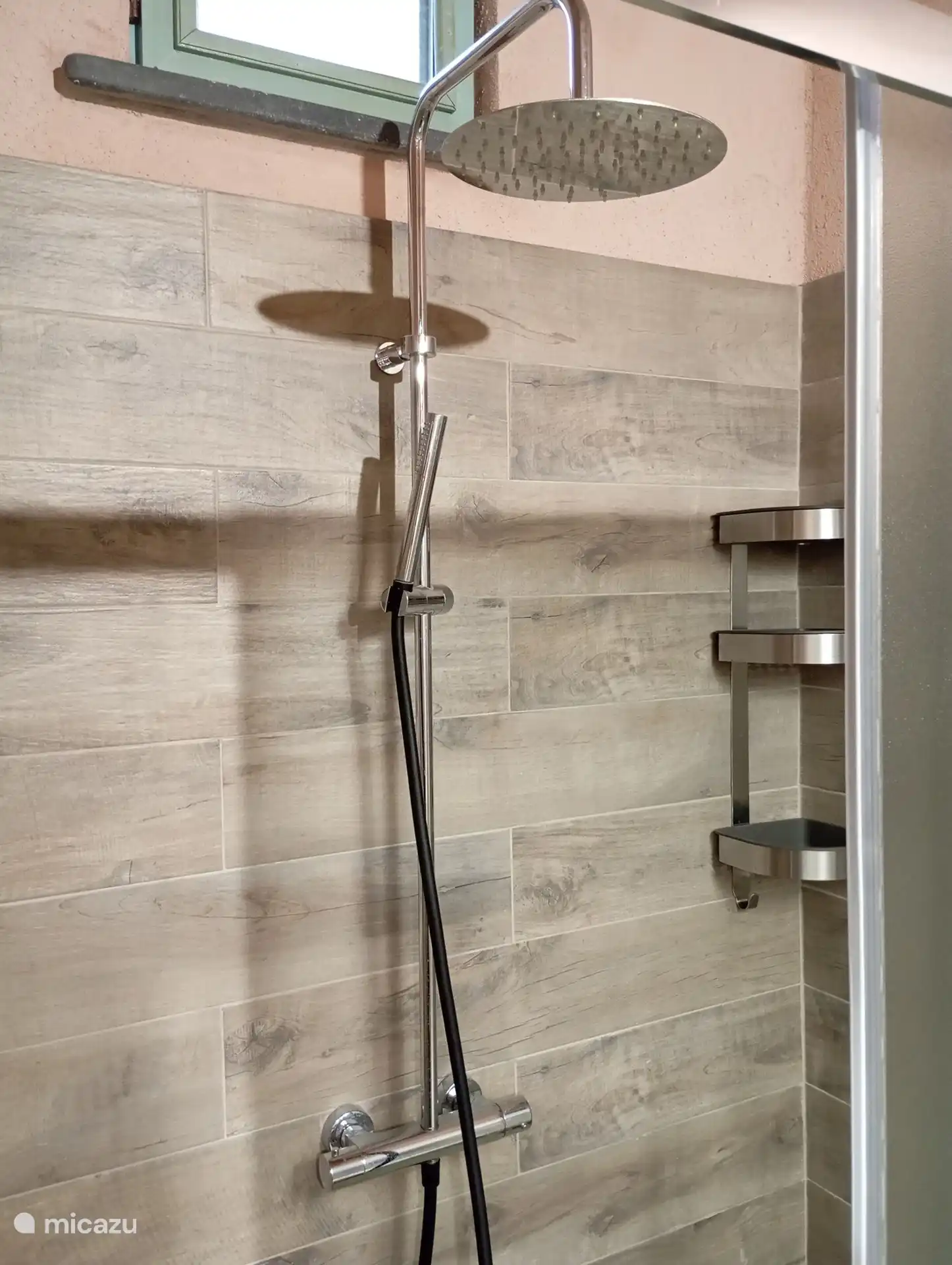 Komplettes Badezimmer, fein eingerichtet mit großer Duschkabine