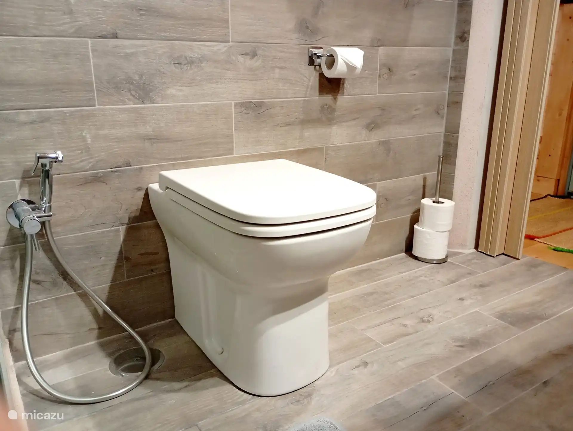 Komplettes Badezimmer, fein eingerichtet mit großer Duschkabine