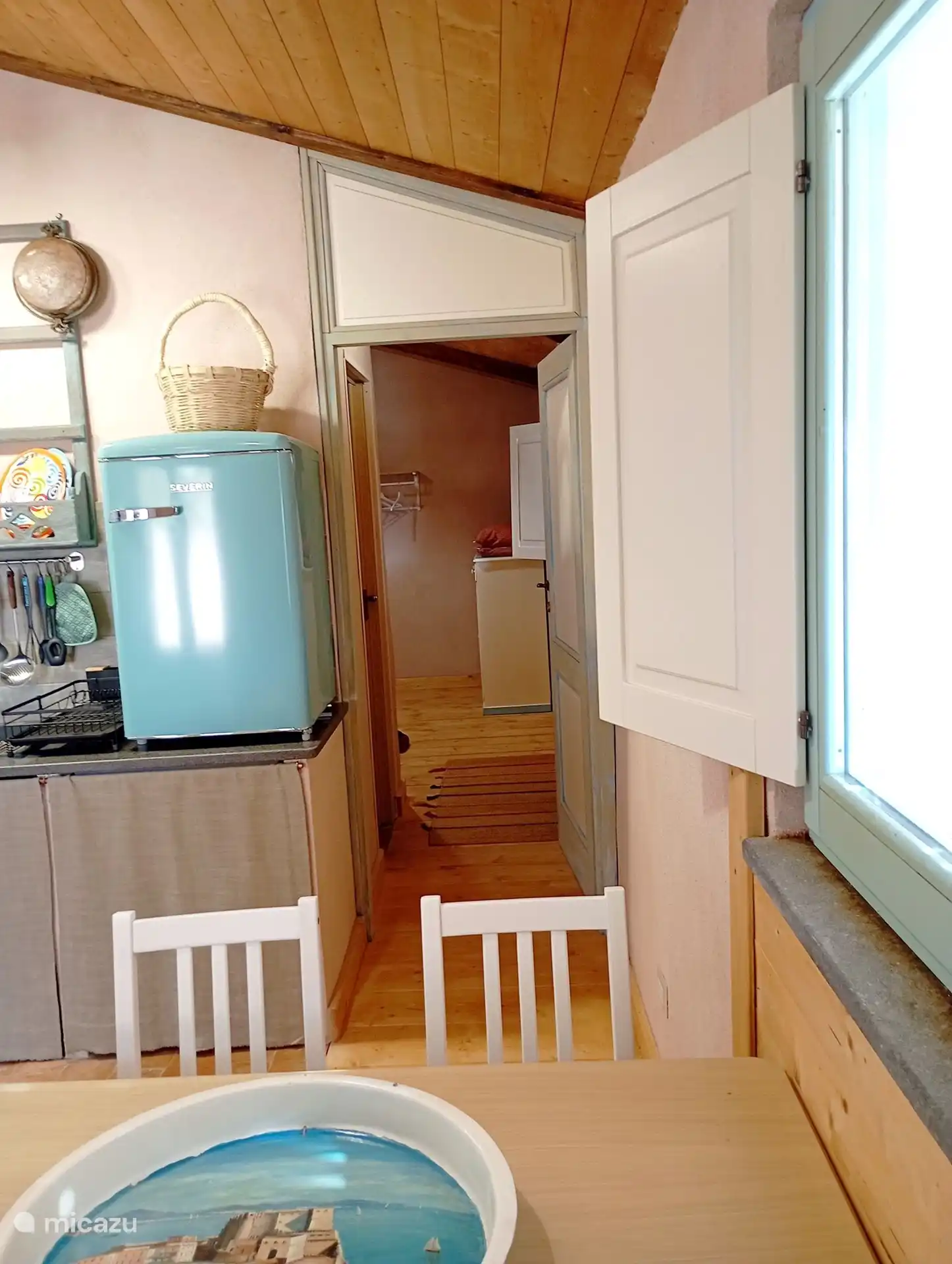 Wohnzimmer mit Küche mit Meerblick