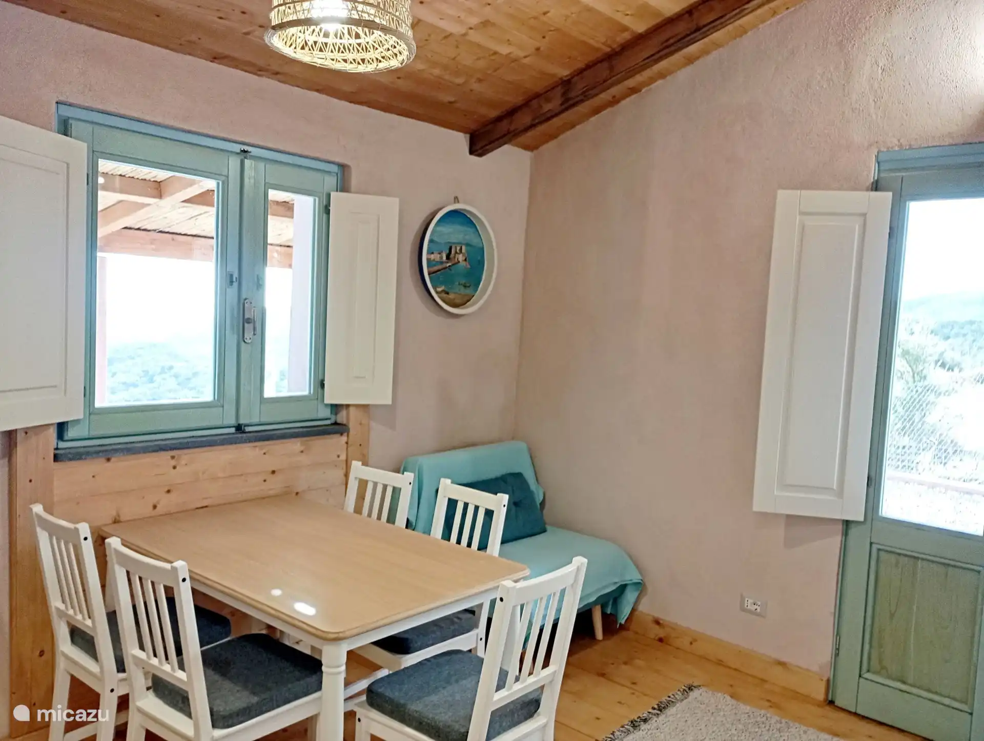 Wohnzimmer mit Küche mit Meerblick