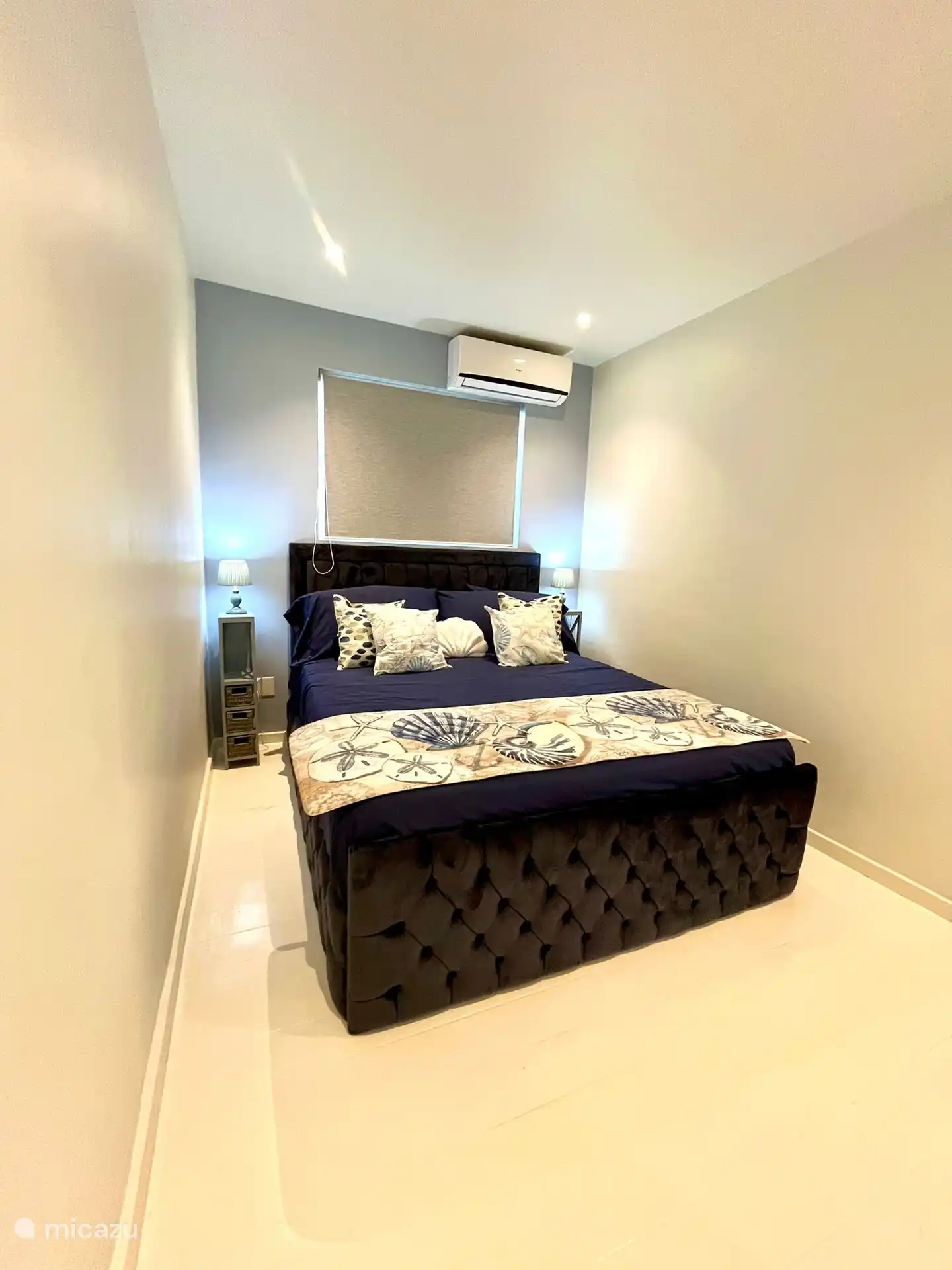 La chambre n. 1 dispose d’un lit queen size 1,60x1,90 mt en velours bleu. 