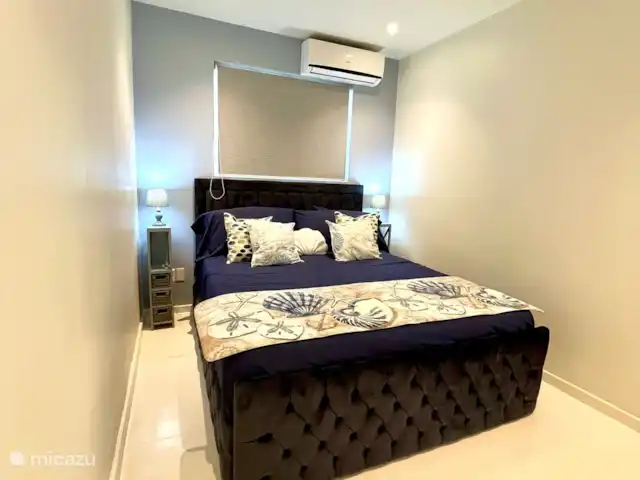 Apartamento Blue Icon en Mambo Beach en Curazao, Banda Arriba (este), Mambo Beach - apartamento El dormitorio n. 1 tiene una cama de terciopelo azul de 1,60x1,90 mt.
