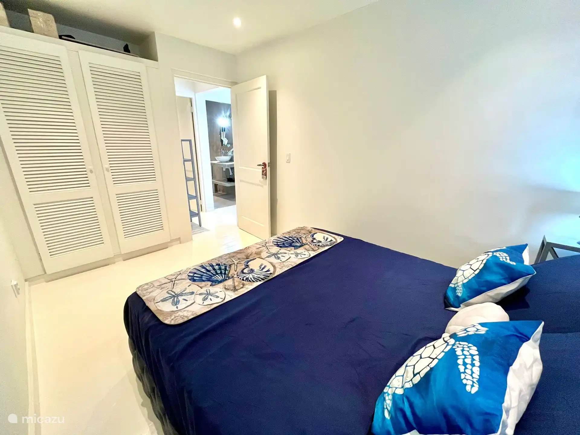 Les deux chambres disposent d’une armoire. 