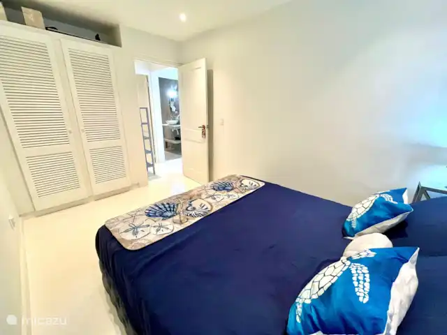 Apartamento Blue Icon en Mambo Beach en Curazao, Banda Arriba (este), Mambo Beach - apartamento Ambos dormitorios tienen un armario disponible.